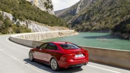 Jaguar XE S Italian Racing Red (2015) - widok z tyłu