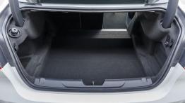 Jaguar XE 2.0d R-Sport Polaris White (2015) - bagażnik, tylna kanapa złożona