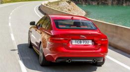 Jaguar XE S Italian Racing Red (2015) - widok z tyłu