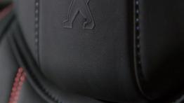 Peugeot 308 II Hatchback GT (2015) - zagłówek na fotelu kierowcy, widok z przodu