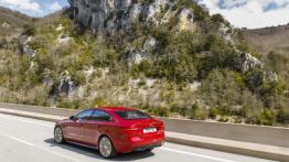 Jaguar XE S Italian Racing Red (2015) - widok z tyłu