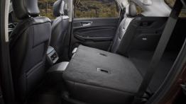 Ford Edge II (2015) - tylna kanapa złożona, widok z boku