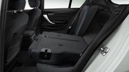 BMW serii 1 F20 Facelifting (2015) - tylna kanapa złożona, widok z boku