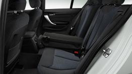 BMW serii 1 F20 Facelifting (2015) - tylna kanapa złożona, widok z boku