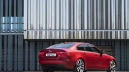 Jaguar XE S Italian Racing Red (2015) - widok z tyłu