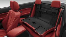 BMW serii 2 Cabrio (2015) - tylna kanapa złożona, widok z boku