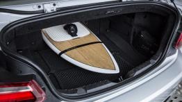 BMW serii 2 Cabrio (2015) - tylna kanapa złożona, widok z bagażnika