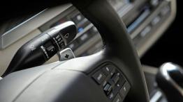 Hyundai Genesis II (2015) - manetka zmiany biegów pod kierownicą