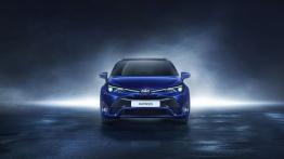 Toyota Avensis III Kombi Facelifting (2015) - przód - reflektory włączone