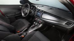 Alfa Romeo Giulietta Sprint (2015) - widok ogólny wnętrza z przodu