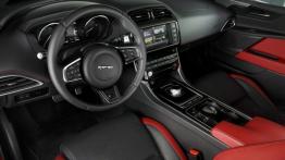 Jaguar XE S Italian Racing Red (2015) - pełny panel przedni