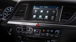 Hyundai Genesis II (2015) - ekran systemu multimedialnego