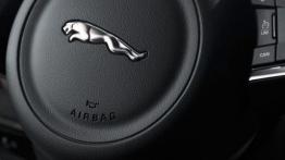 Jaguar XE S Italian Racing Red (2015) - kierownica