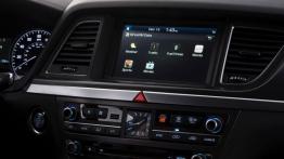 Hyundai Genesis II (2015) - ekran systemu multimedialnego