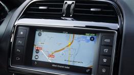 Jaguar XE S Italian Racing Red (2015) - konsola środkowa