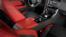 Jaguar XE S Italian Racing Red (2015) - widok ogólny wnętrza z przodu