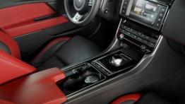 Jaguar XE S Italian Racing Red (2015) - widok ogólny wnętrza z przodu