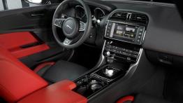 Jaguar XE S Italian Racing Red (2015) - widok ogólny wnętrza z przodu