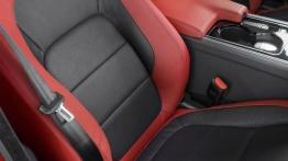 Jaguar XE S Italian Racing Red (2015) - fotel pasażera, widok z przodu
