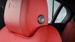 Jaguar XE S Italian Racing Red (2015) - zagłówek na fotelu pasażera, widok z przodu