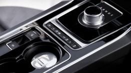 Jaguar XE S Italian Racing Red (2015) - tunel środkowy między fotelami