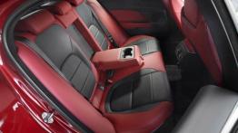 Jaguar XE S Italian Racing Red (2015) - tylna kanapa