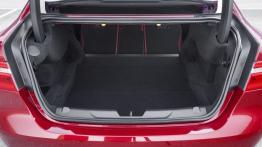 Jaguar XE S Italian Racing Red (2015) - bagażnik, tylna kanapa złożona