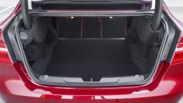 Jaguar XE S Italian Racing Red (2015) - bagażnik, tylna kanapa złożona