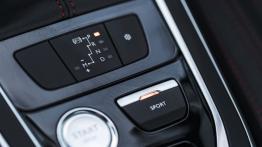 Peugeot 308 II GT (2015) - tunel środkowy między fotelami