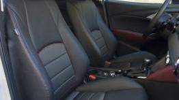 Mazda CX-3 SKYACTIV-G (2015) - fotel pasażera, widok z przodu