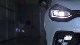 Renault Clio R.S. 220 Trophy (2016) - prawy przedni reflektor - w??czony