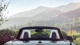 Fiat 124 Spider (2016) - tył - inne ujęcie