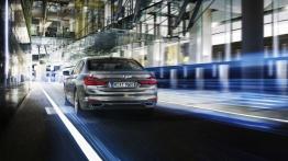 BMW serii 7 G12 740Le (2016) - widok z tyłu