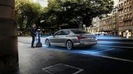 BMW serii 7 G12 740Le (2016) - widok z tyłu