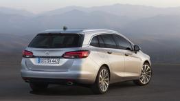 Opel Astra Sports Tourer (2016) - widok z tyłu