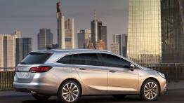 Opel Astra Sports Tourer (2016) - prawy bok
