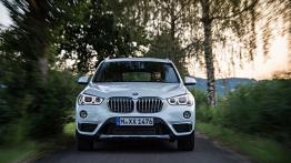 BMW X1II (2016) - przód - reflektory włączone