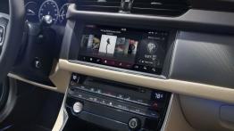 Jaguar XF II 3.5t Portfolio (2016) - konsola środkowa