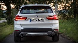 BMW X1II (2016) - tył - reflektory włączone