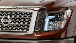 Nissan Titan XD (2016) - lewy przedni reflektor - włączony
