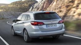 Opel Astra Sports Tourer (2016) - widok z tyłu