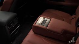 Lexus LX 570 Facelifting (2016) - podłokietnik tylny