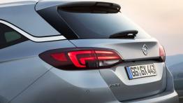 Opel Astra Sports Tourer (2016) - widok z tyłu