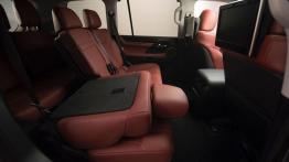 Lexus LX 570 Facelifting (2016) - tylna kanapa złożona, widok z boku