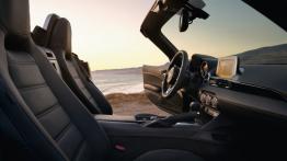 Fiat 124 Spider (2016) - widok ogólny wnętrza z przodu