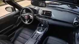 Fiat 124 Spider (2016) - widok ogólny wnętrza z przodu