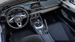 Mazda MX-5 IV Club (2016) - widok ogólny wnętrza z przodu
