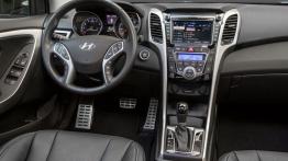 Hyundai Elantra GT Facelifting (2016) - kokpit