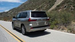Lexus LX 570 Facelifting (2016) - widok z tyłu