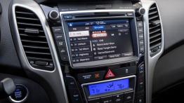 Hyundai Elantra GT Facelifting (2016) - konsola środkowa